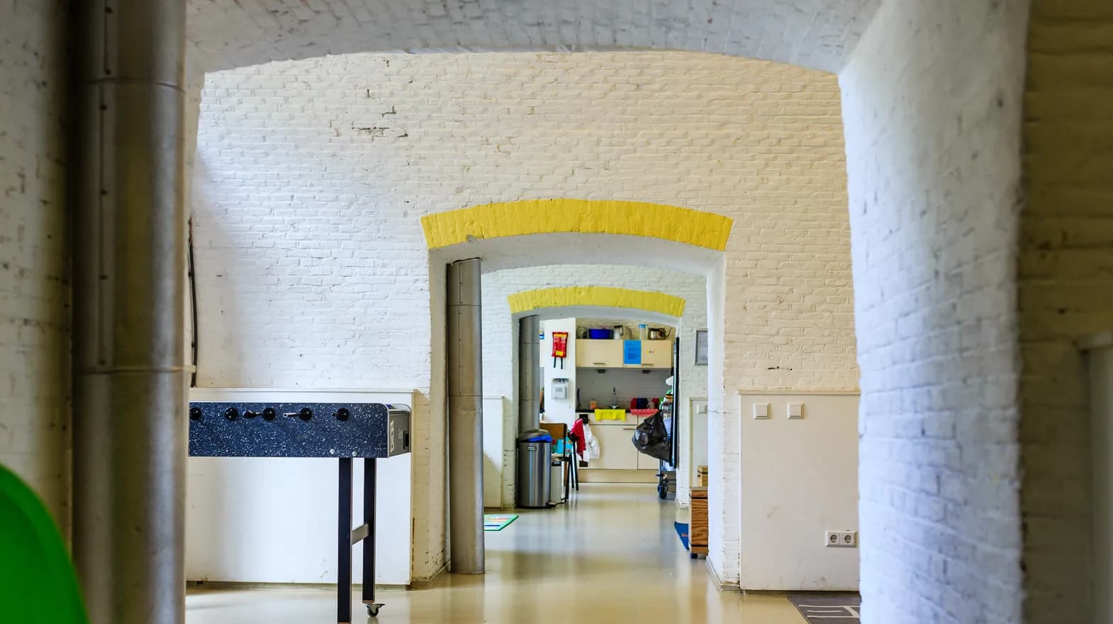 Doorkijk in de gang bij BSO Utrecht Fort Kakola van kinderopvang Kind&co ludens