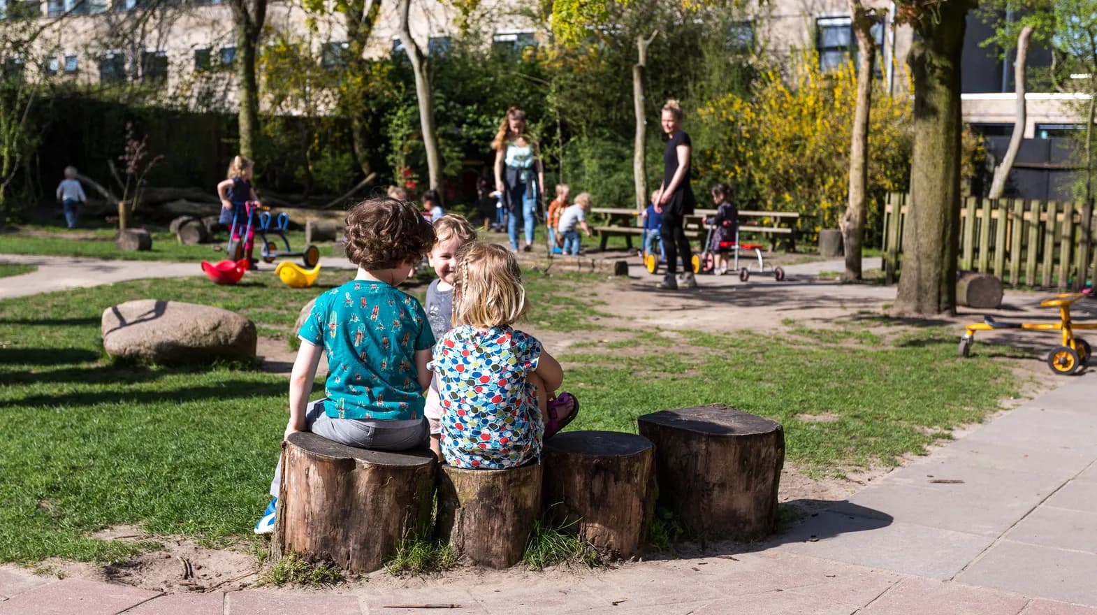Kinderen spelen samen gezellig buiten bij kinderopvang Kind&co ludens