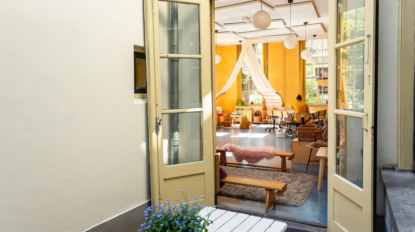 Groepsruimtefoto, genomen vanuit de tuin van peuteropvang Marijntje, Kind&co ludens