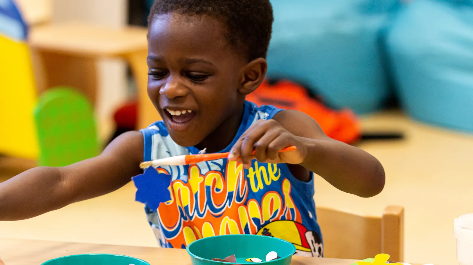 Kind op de peutergroep knutselt met lijm bij kinderopvang Kind&co ludens