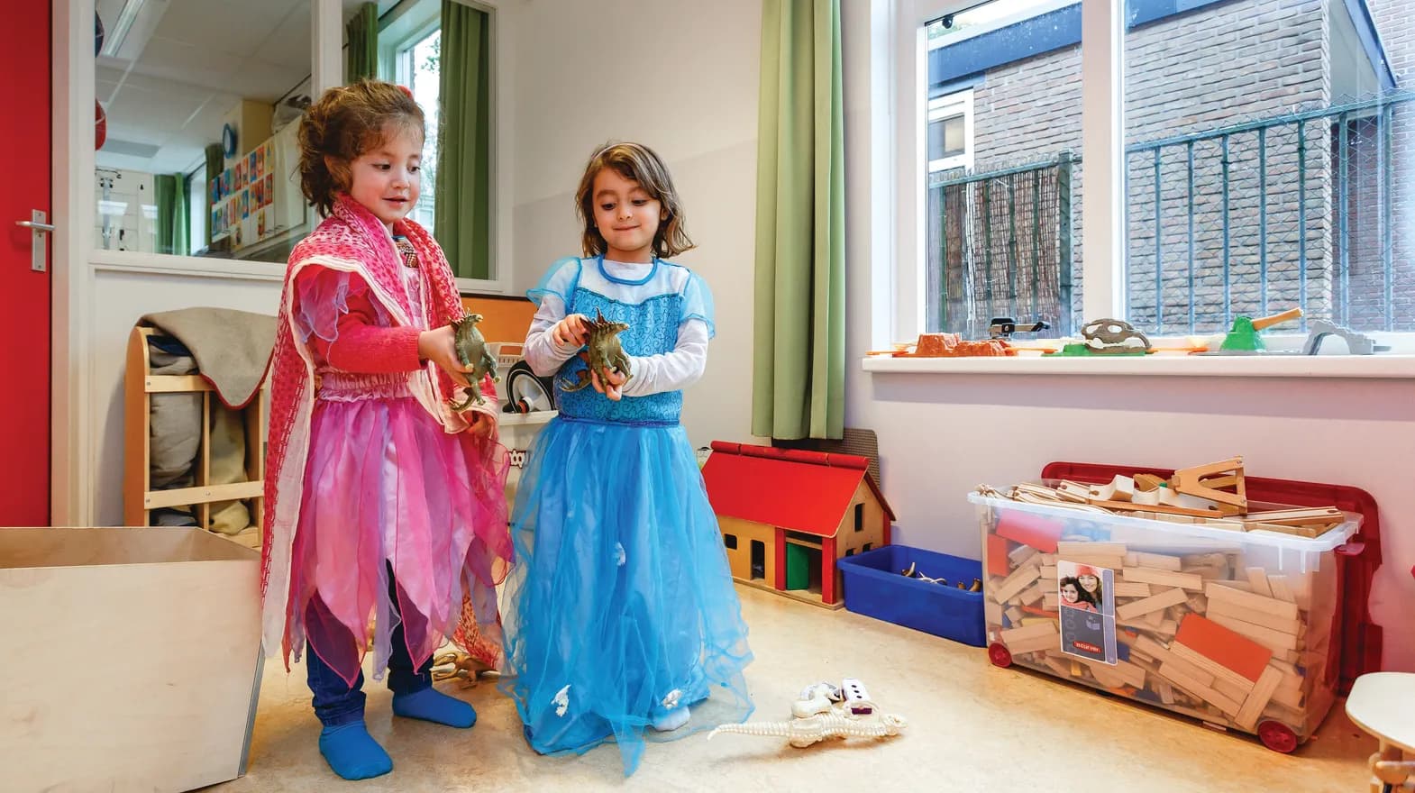 Kinderen van de BSO verkleden zich samen als prinses bij kinderopvang Kind&co ludens