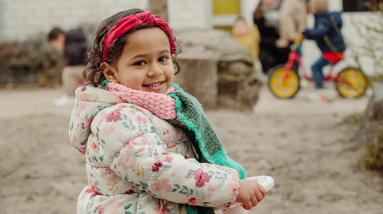 Kind van de peutergroep speelt lekker buiten bij kinderopvang Kind&co ludens