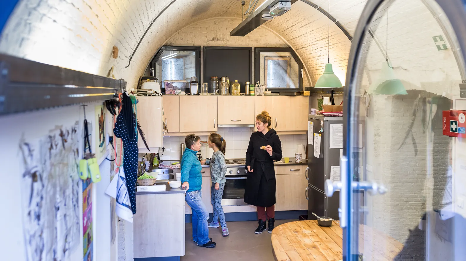 Gezellig samen in de keuken bij BSO Utrecht het Fort van kinderopvang Kind&co ludens