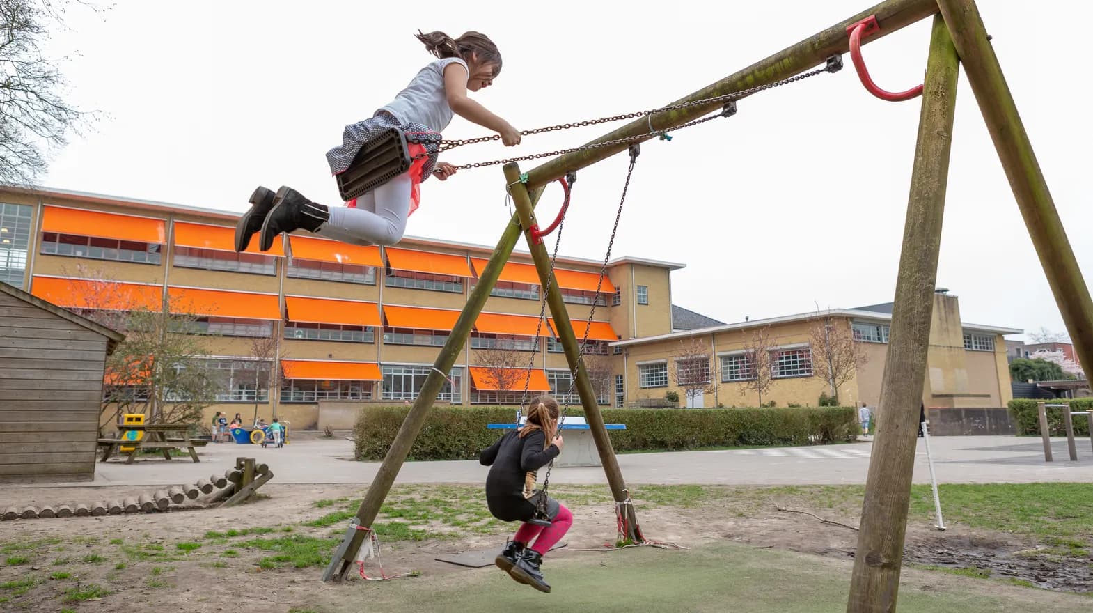 Kinderen op de schommel bij BSO Utrecht Homerus van kinderopvang Kind&co ludens