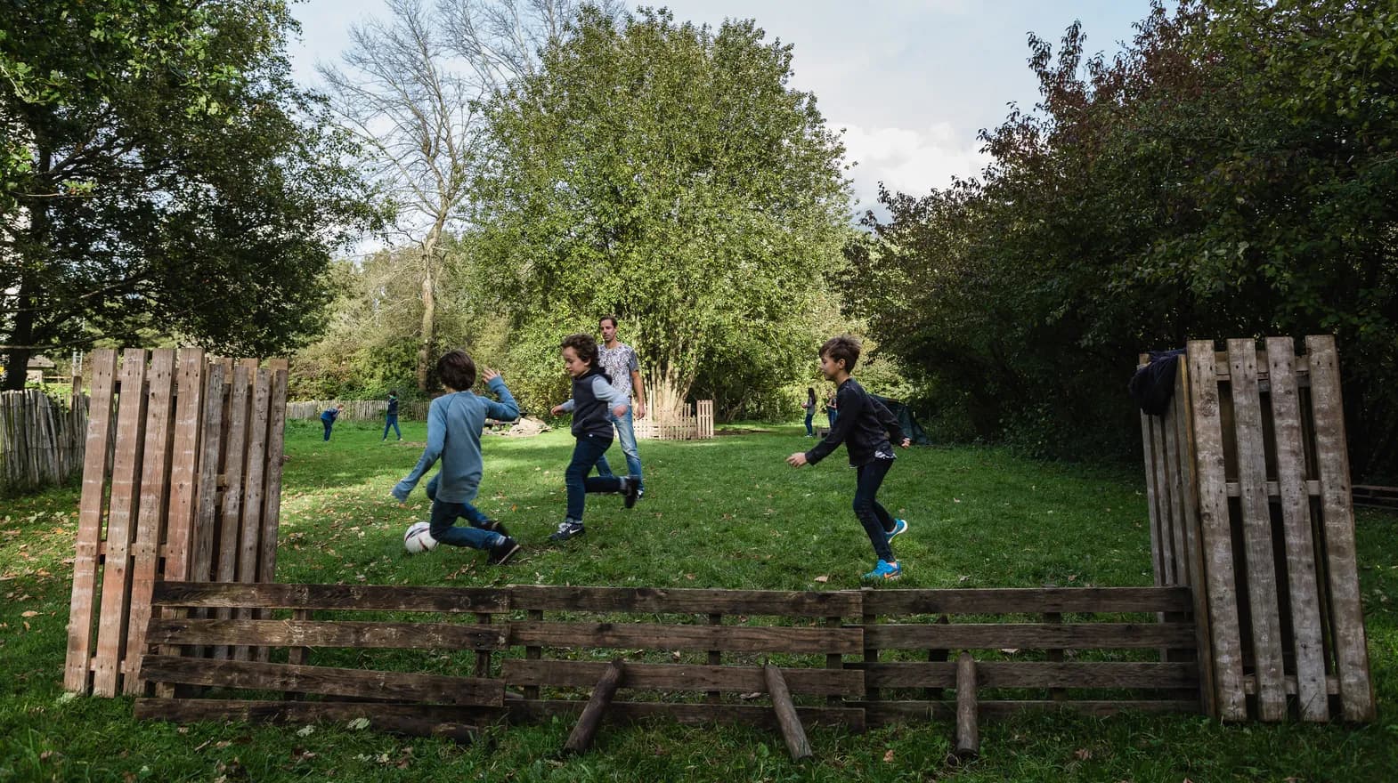 Kinderen aan het voetballen in de buitenruimte bij BSO Utrecht het Fort van kinderopvang Kind&co ludens
