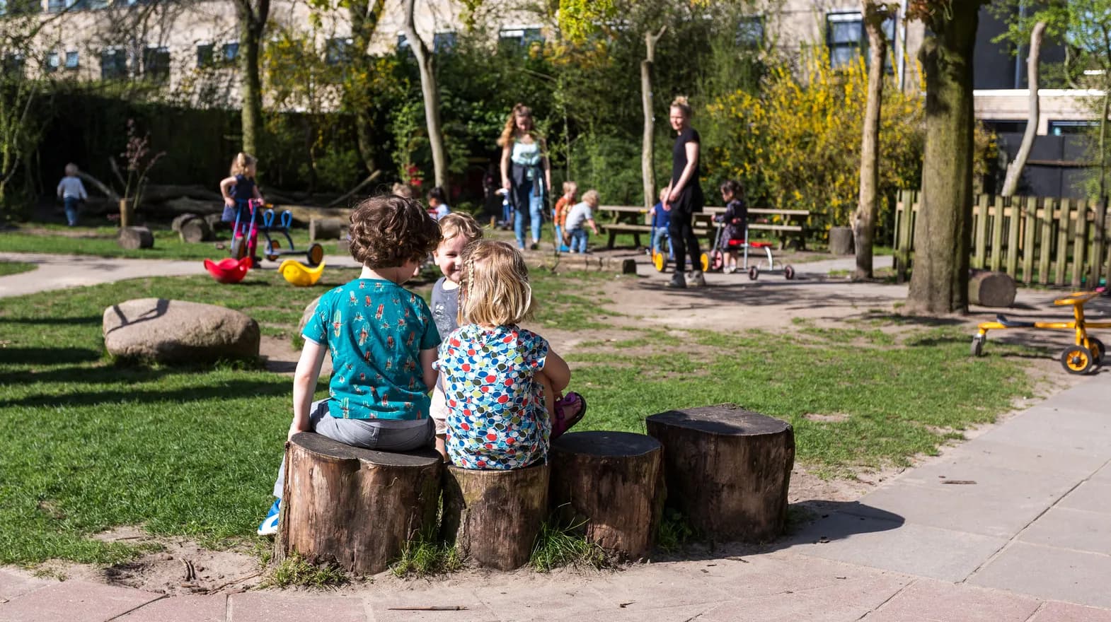 Kinderen spelen samen gezellig buiten bij kinderopvang Kind&co ludens