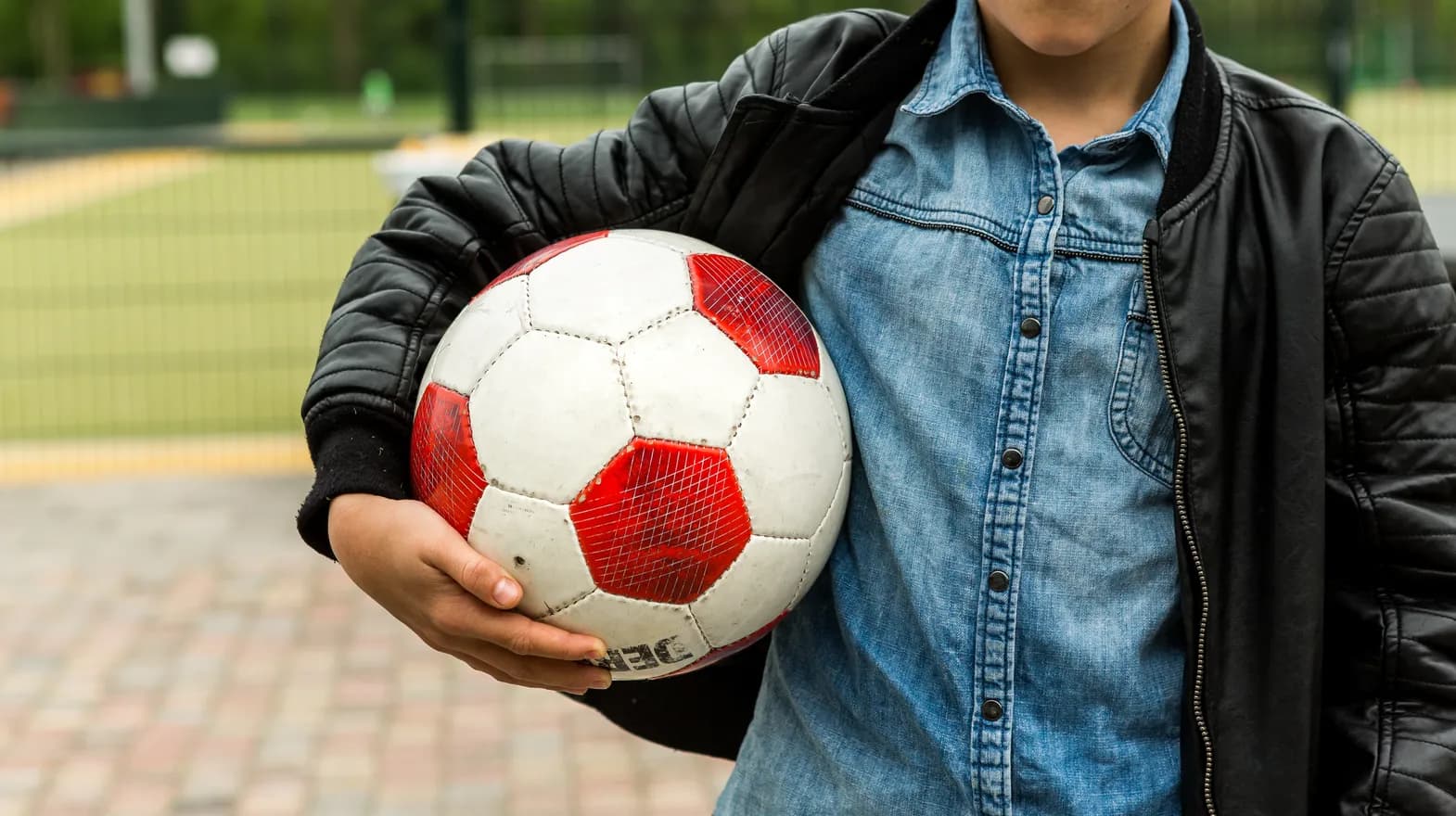 Kind met voetbal van BSO Utrecht Spoenk van kinderopvang Kind&co ludens