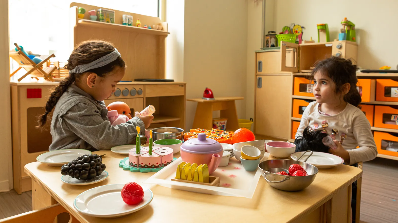 Kinderen van de peuteropvang spelen samen in de huishoek bij kinderopvang Kind&co ludens