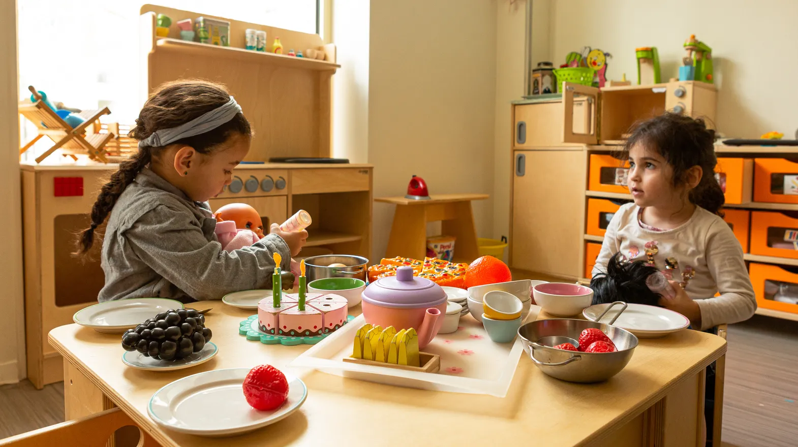Kinderen van de peuteropvang spelen samen in de huishoek bij kinderopvang Kind&co ludens