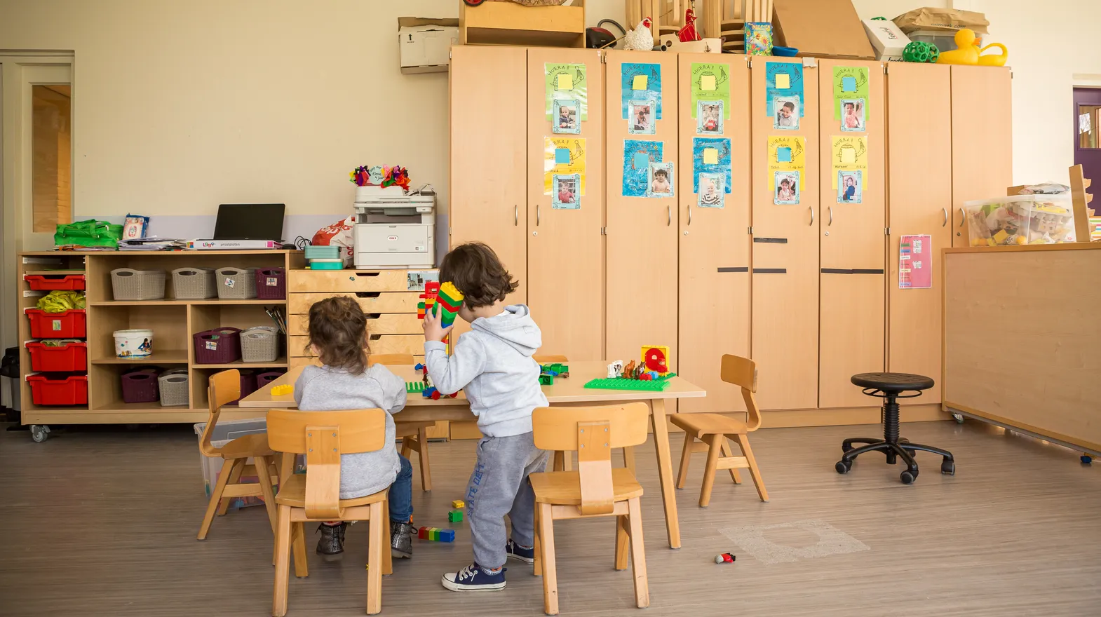 Kinderen spelen samen met lego aan tafel bij peuteropvang De Kleine Wijzer, kinderopvang Kind&co ludens