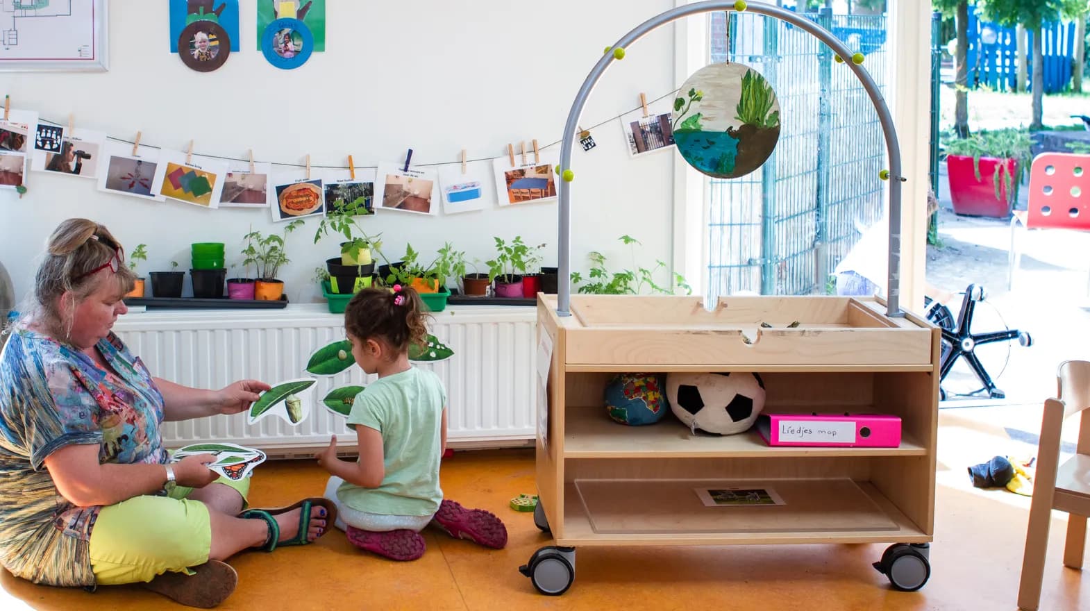 Kind legt een puzzel van ei tot rups bij peuteropvang 't Egeltje, Kind&co ludens