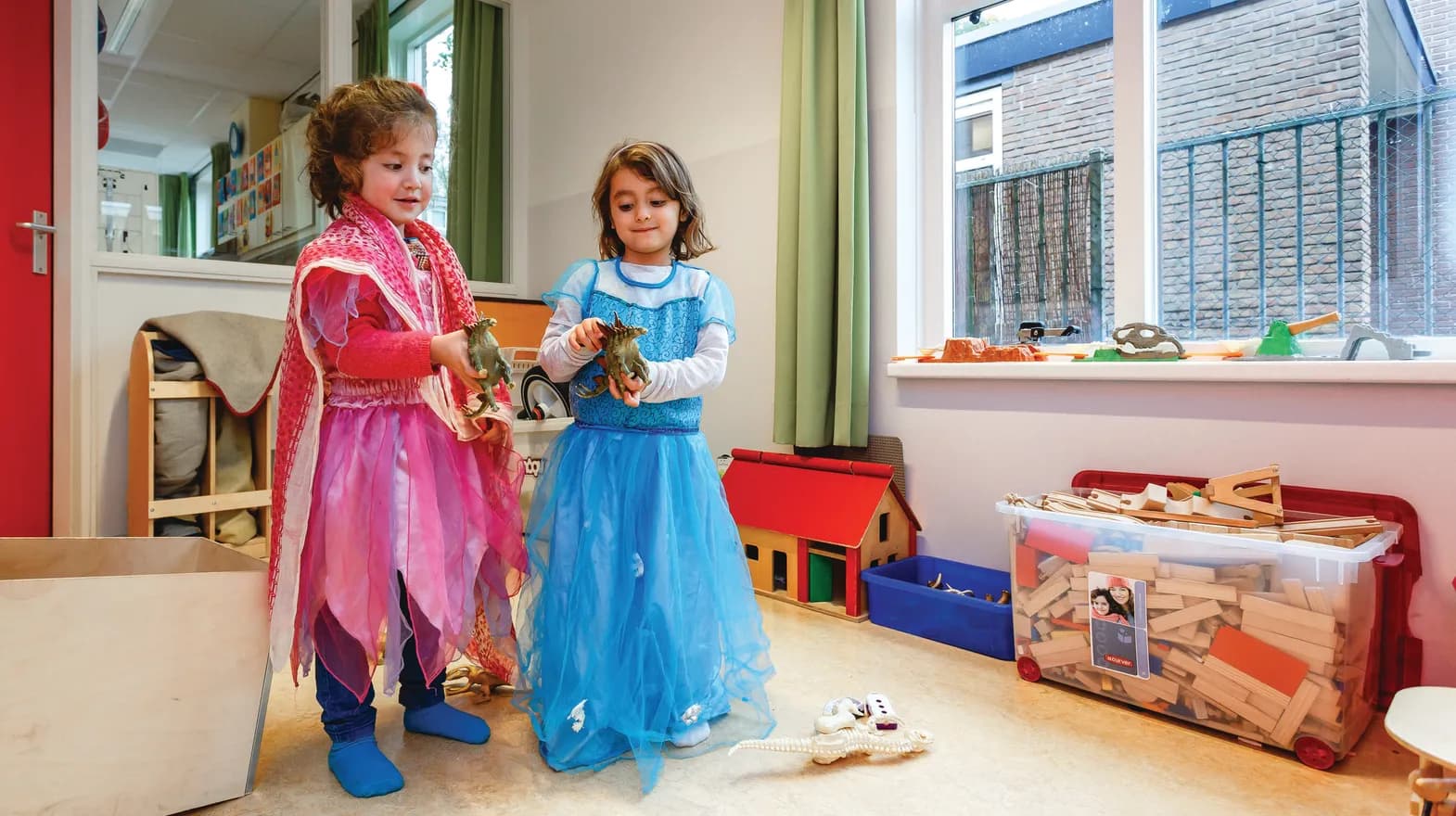 Kinderen van de BSO verkleden zich samen als prinses bij kinderopvang Kind&co ludens