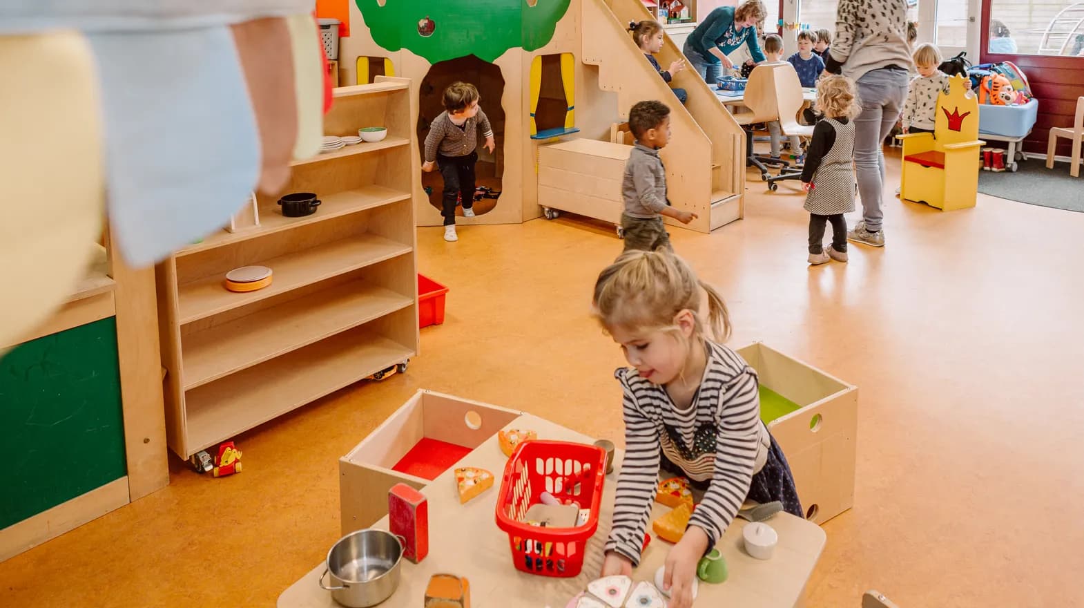 Kinderen spelen in de groepsruimte van peuteropvang Kadodder, Kind&co ludens