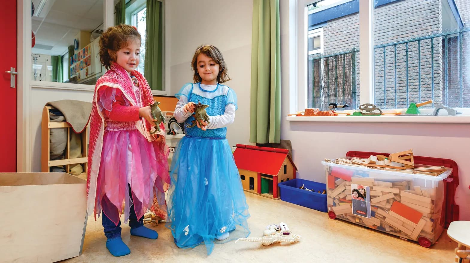 Kinderen van de BSO verkleden zich samen als prinses bij kinderopvang Kind&co ludens