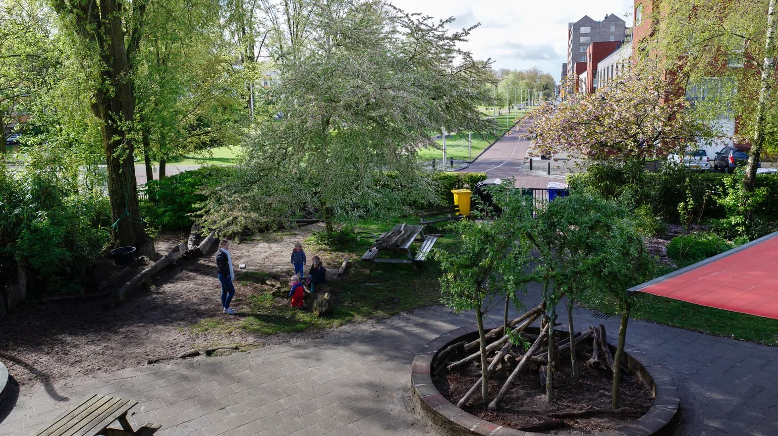 De buitenruimte van kinderdagverblijf Harlekijn, kinderopvang Kind&co ludens