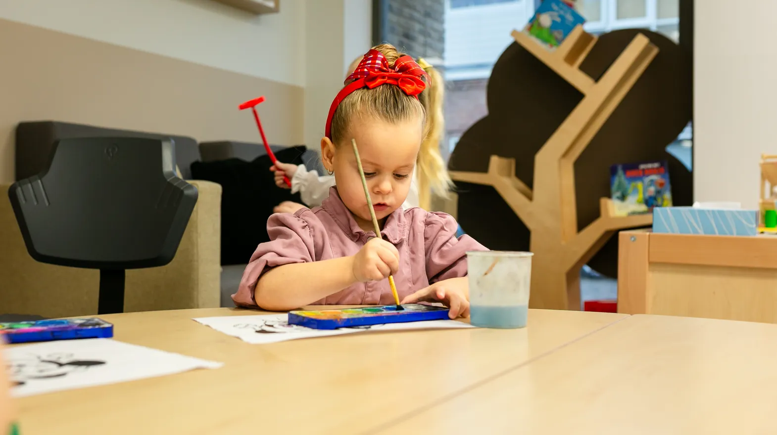 Kind bij de peutergroep is aan het schilderen bij kinderopvang Kind&co ludens