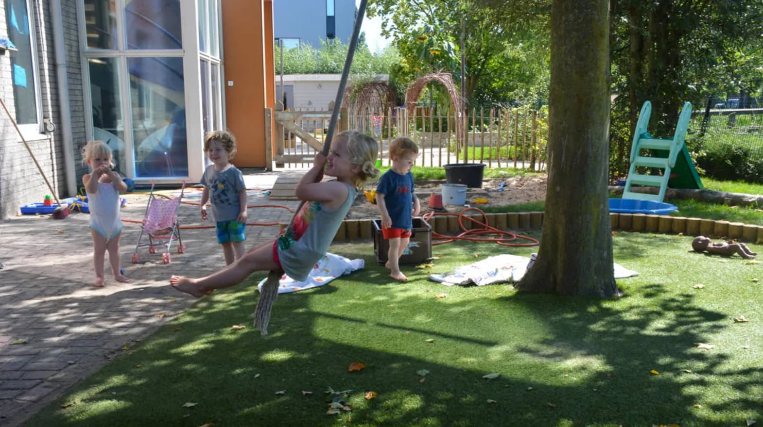 Kinderen spelen in de buitenruimte bij Kinderdagverblijf Woerden Klavertje Vier van kinderopvang Kind&co ludens