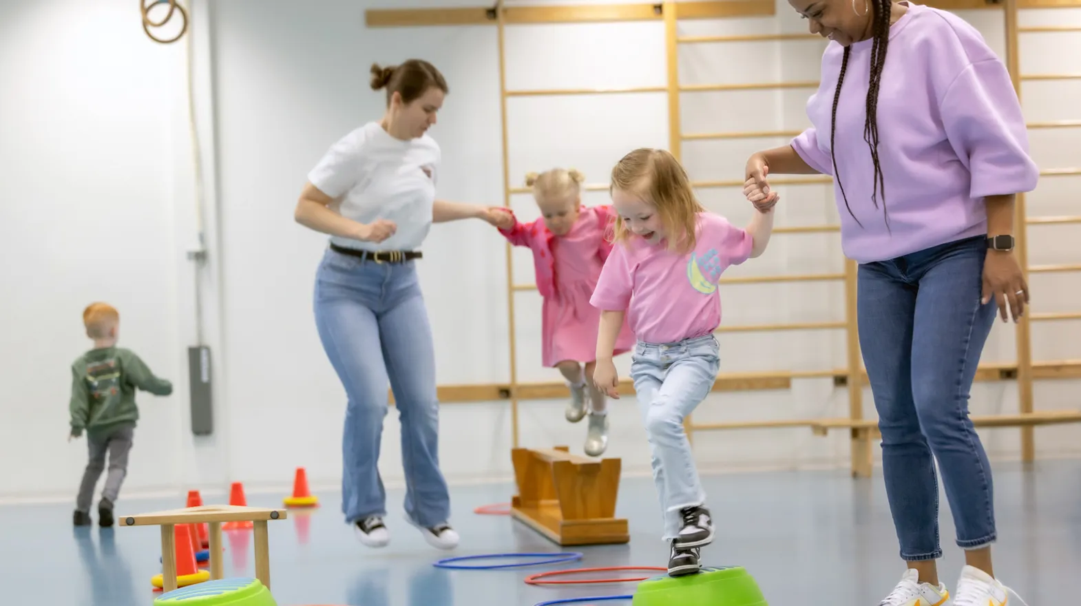 Kinderen spelen een spel in de gymzaal bij kinderopvang Kind&co ludens