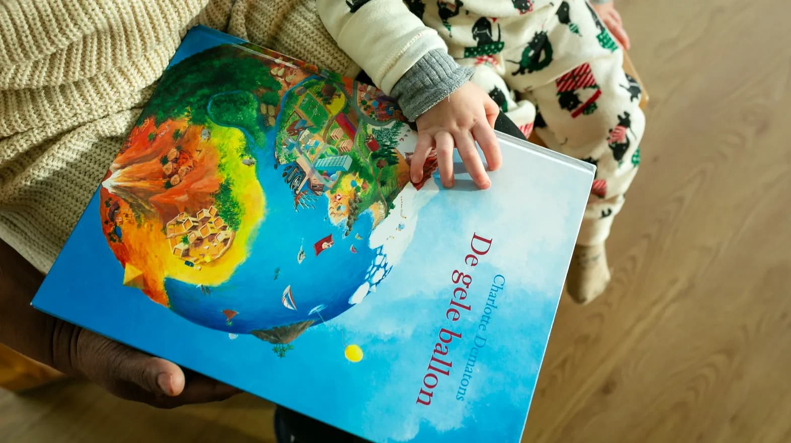Kind leest boek bij kinderdagverblijf avontuur van kinderopvang Kind&co Ludens