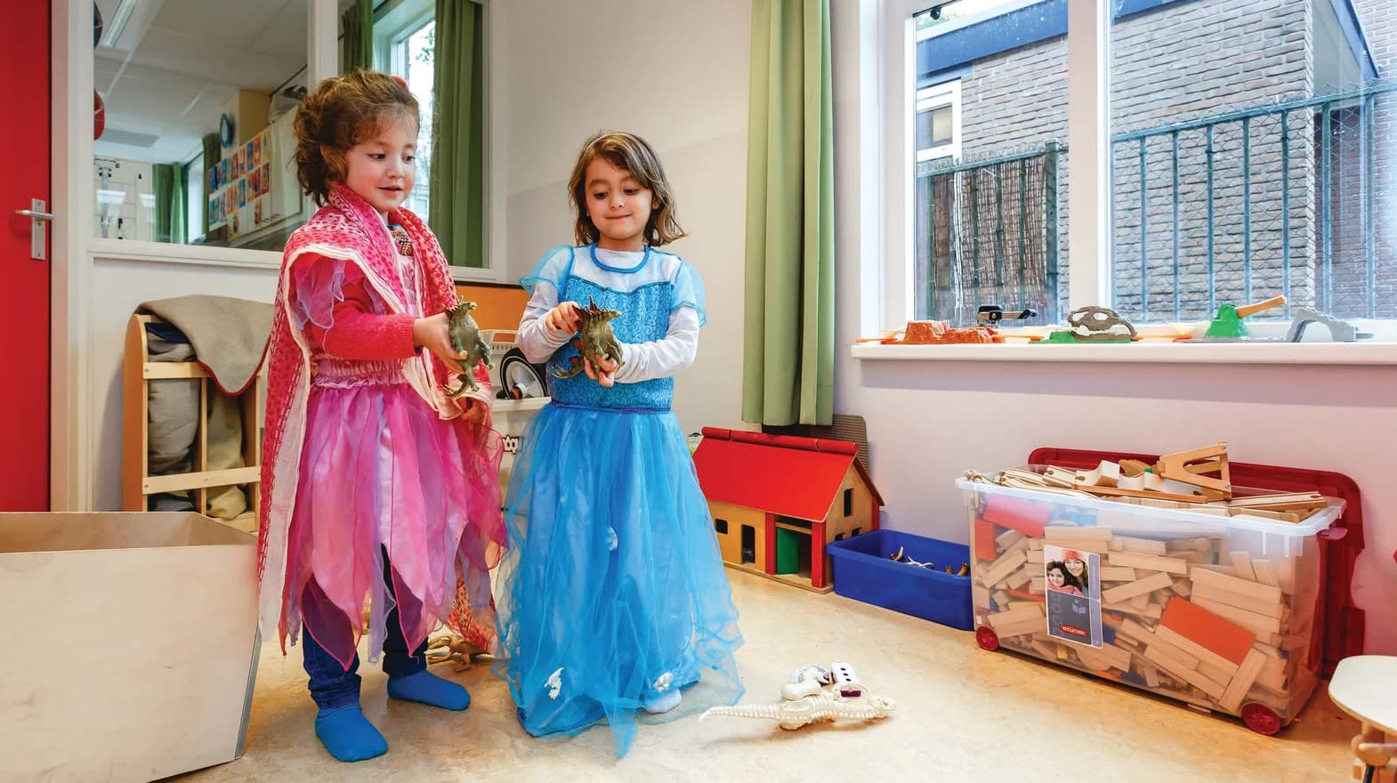Kinderen van de BSO verkleden zich samen als prinses bij kinderopvang Kind&co ludens