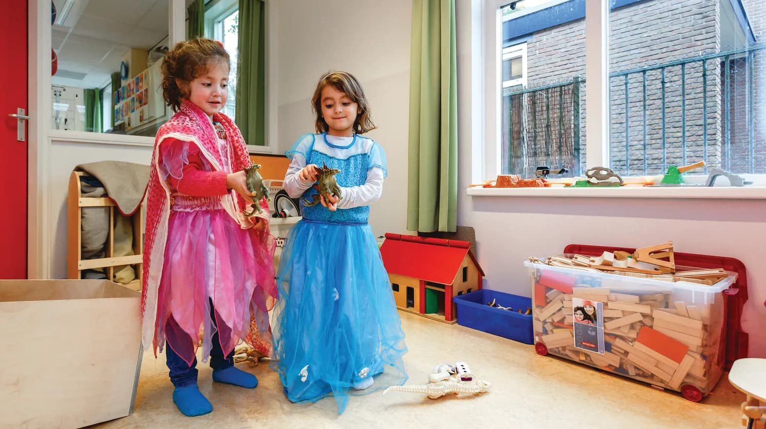 Kinderen van de BSO verkleden zich samen als prinses bij kinderopvang Kind&co ludens