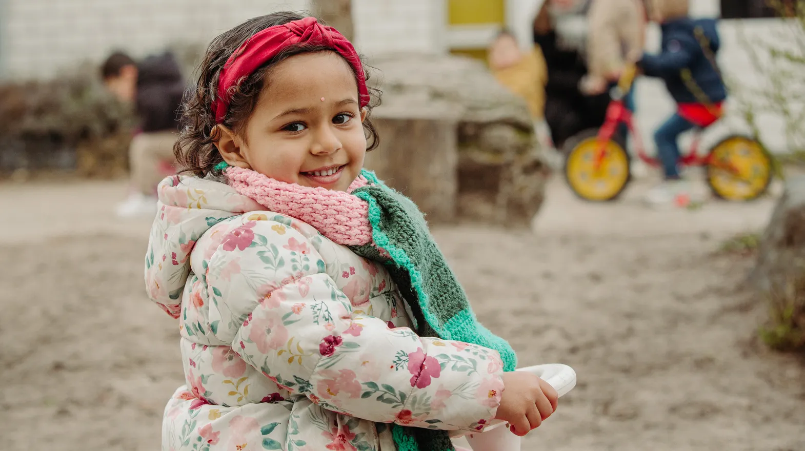 Kind van de peutergroep speelt lekker buiten bij kinderopvang Kind&co ludens