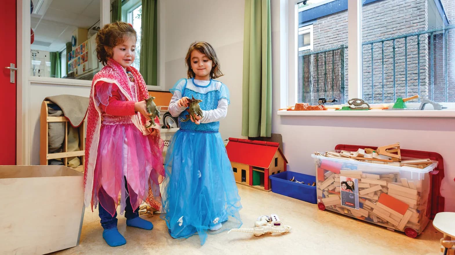 Kinderen van de BSO verkleden zich samen als prinses bij kinderopvang Kind&co ludens