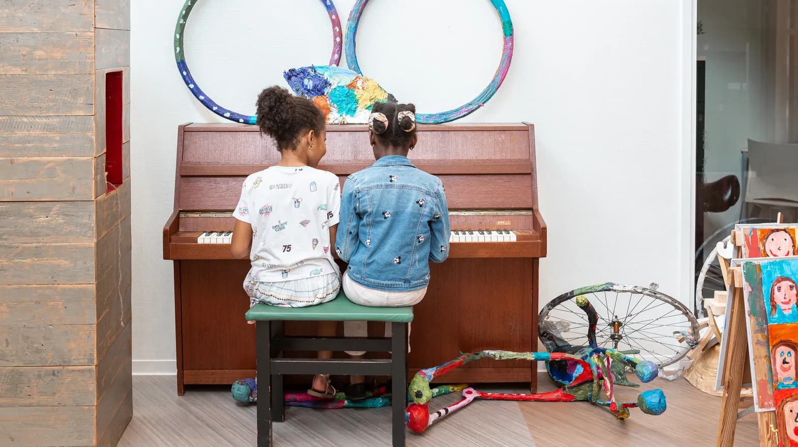 Kinderen spelen samen op de piano bij de BSO van kinderopvang Kind&co ludens