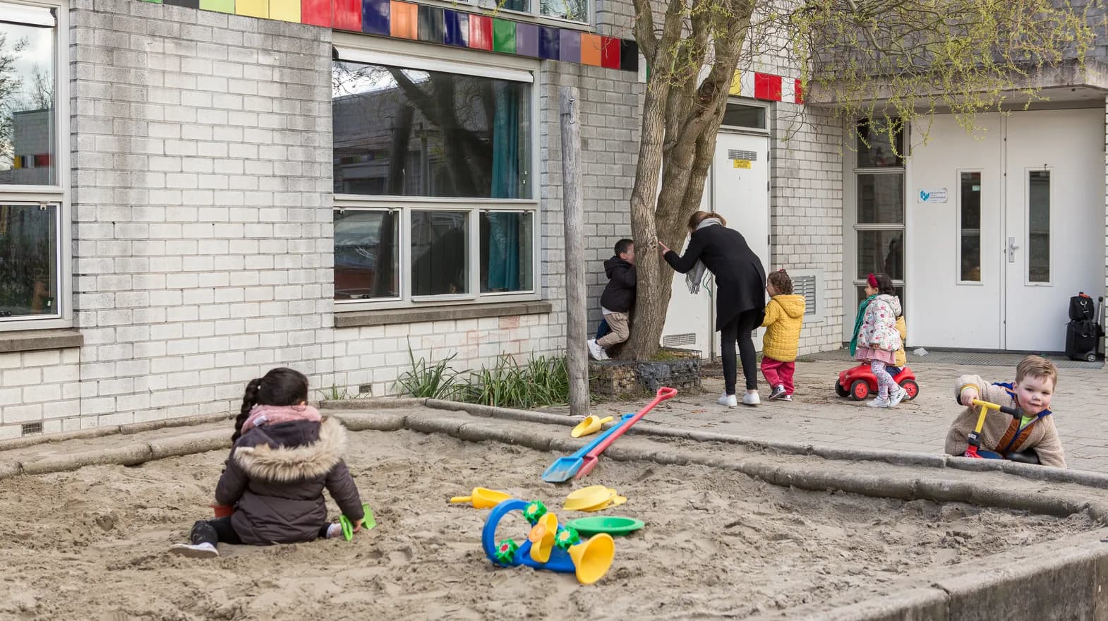 Kinderen spelen met pedagogisch medewerker buiten bij Peuteropvang Utrecht Pinokkio van kinderopvang Kind&co ludens
