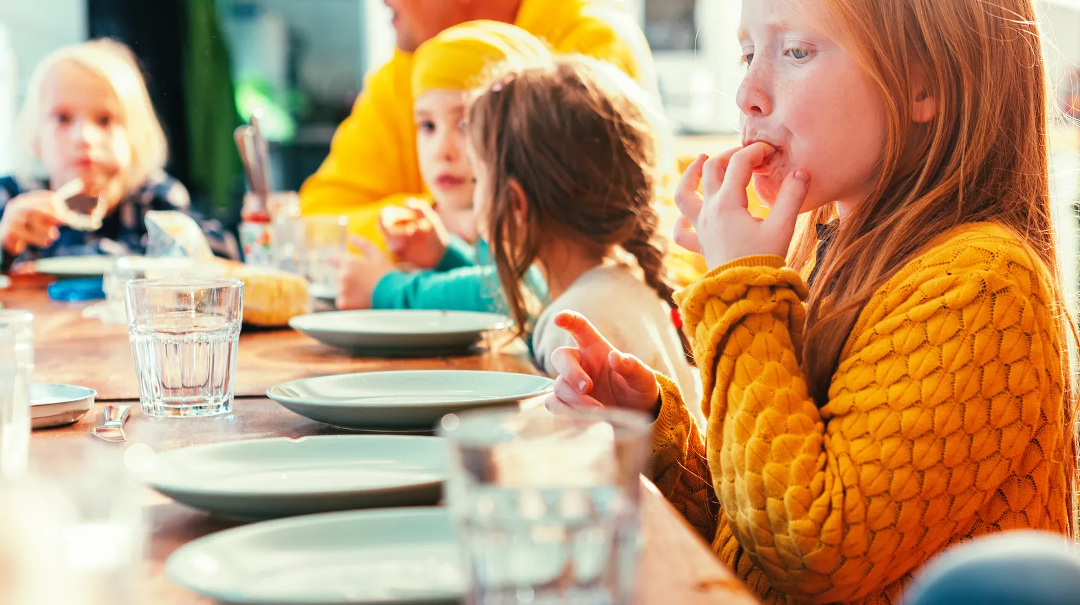 Kinderen eten samen aan tafel bij kinderopvang Kind&co ludens