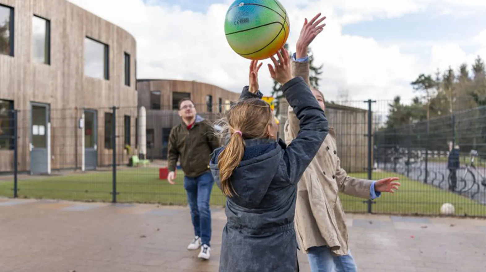 Buiten spelen bij BSO de Theresia Bilthoven van kinderopvang Kind&co ludens