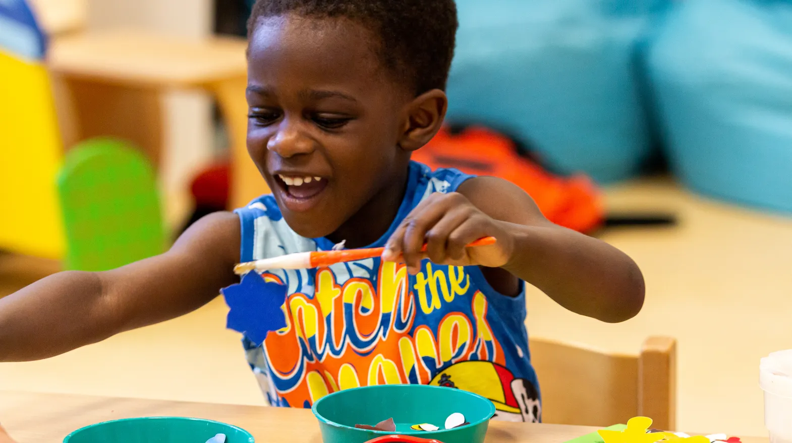 Kind op de peutergroep knutselt met lijm bij kinderopvang Kind&co ludens