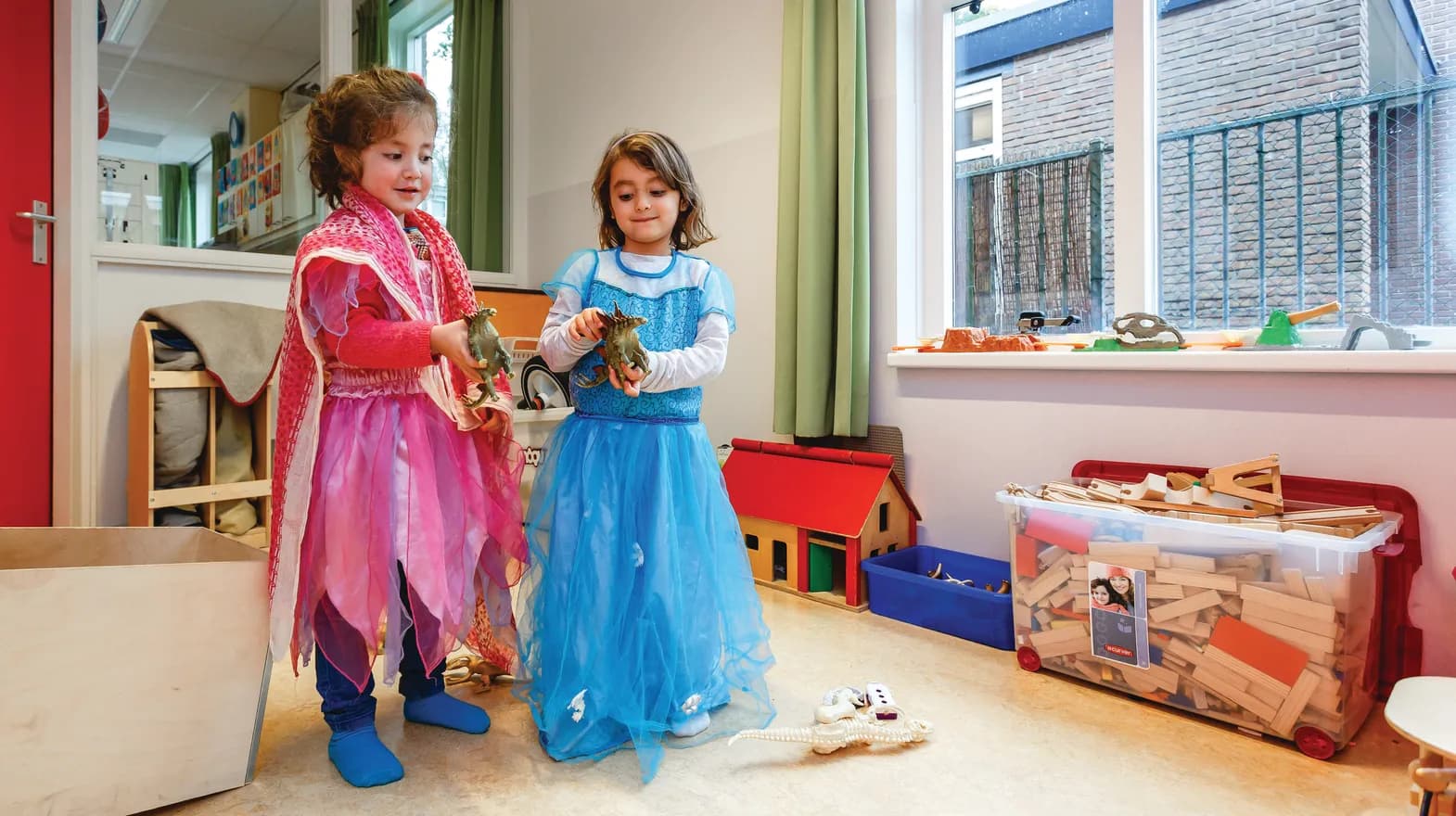 Kinderen van de BSO verkleden zich samen als prinses bij kinderopvang Kind&co ludens