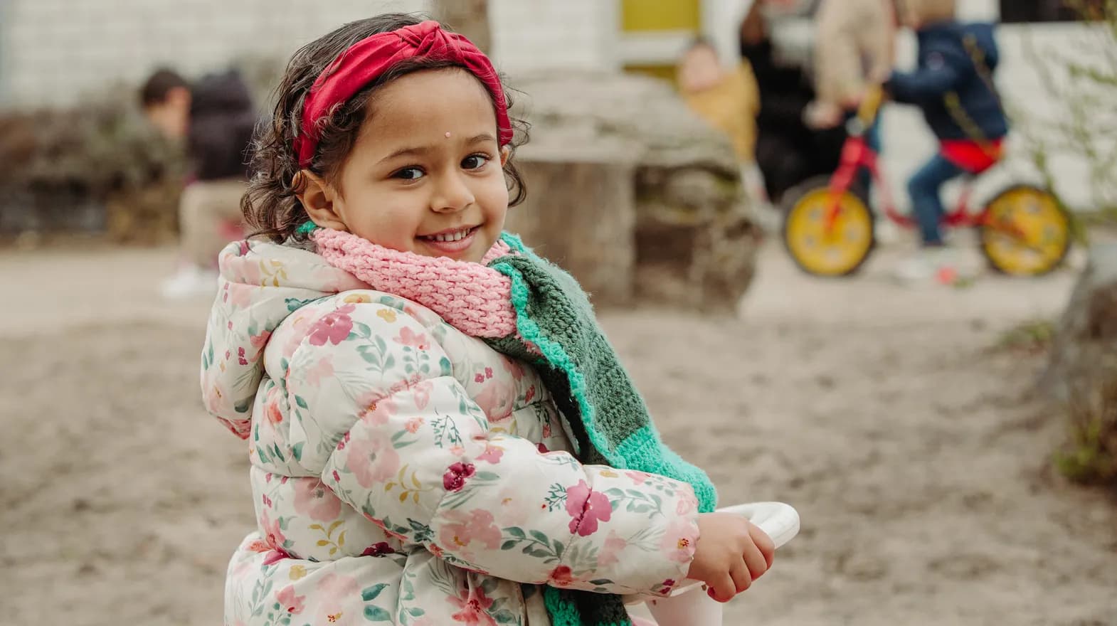 Kind van de peutergroep speelt lekker buiten bij kinderopvang Kind&co ludens