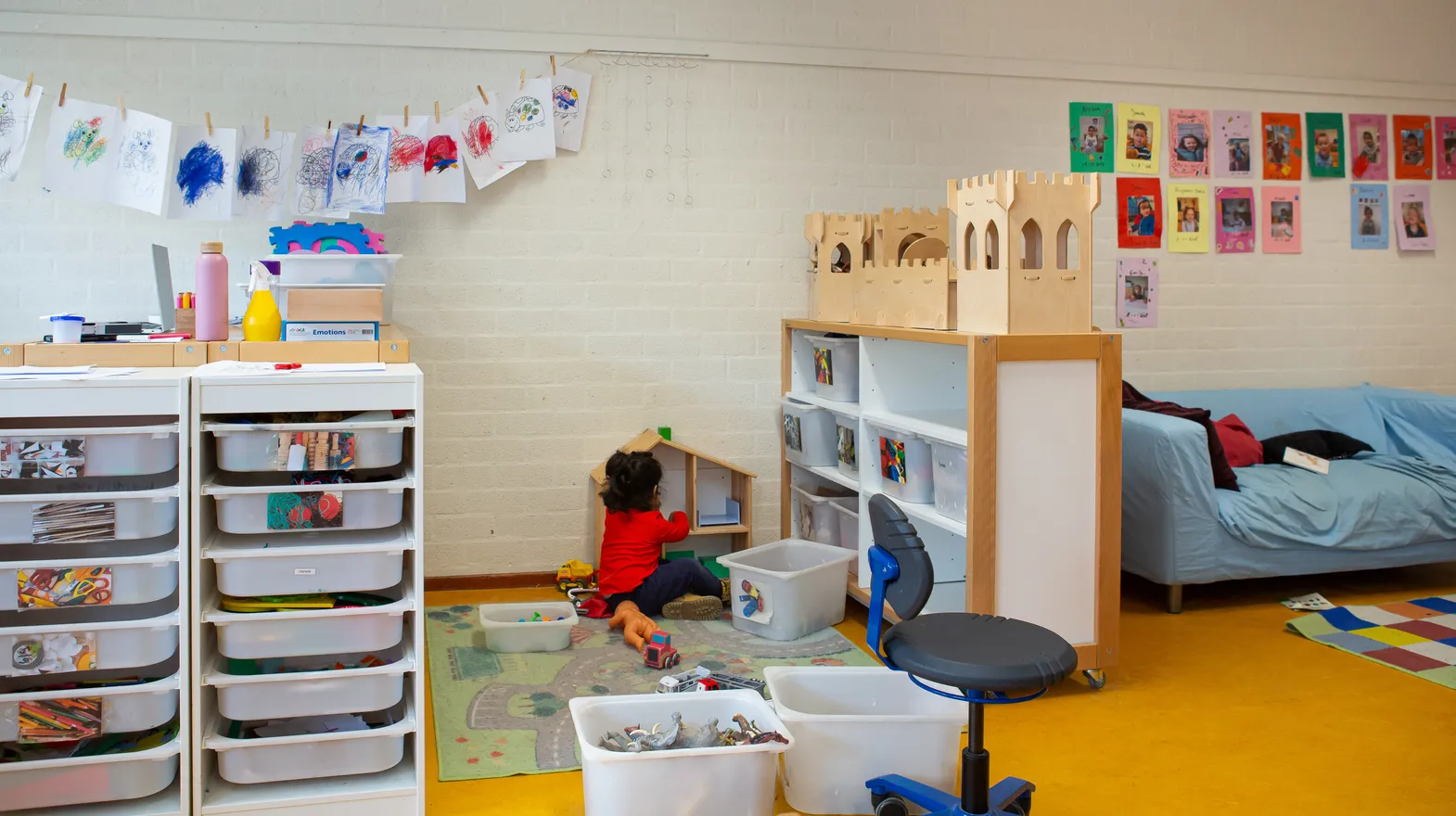 Kind speelt met poppenhuis in de groepsruimte van Peuteropvang Utrecht Pinokkio bij kinderopvang Kind&co ludens