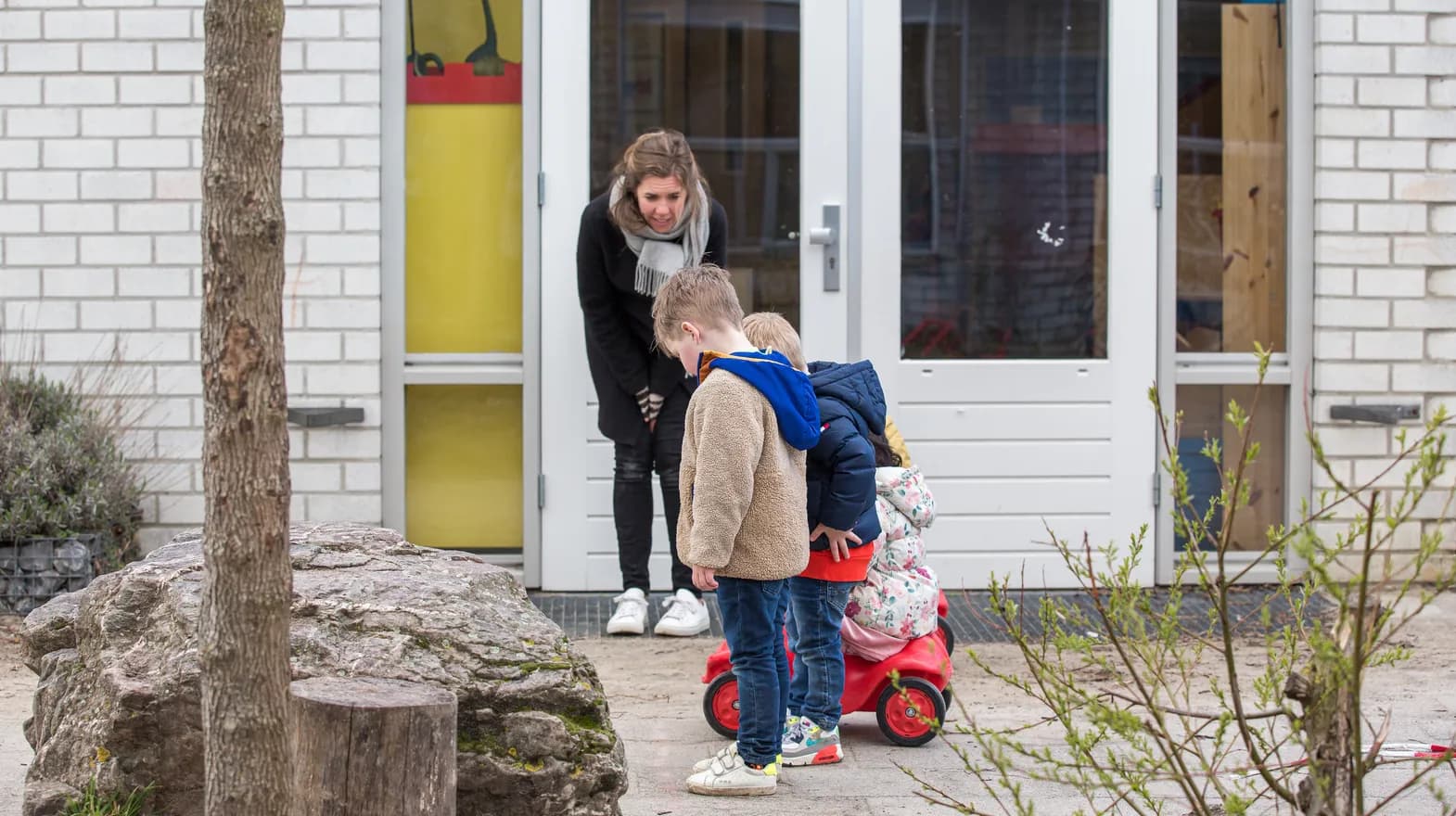 Kinderen samen met pedagogisch medewerker buiten bij Peuteropvang Utrecht Pinokkio van kinderopvang Kind&co ludens