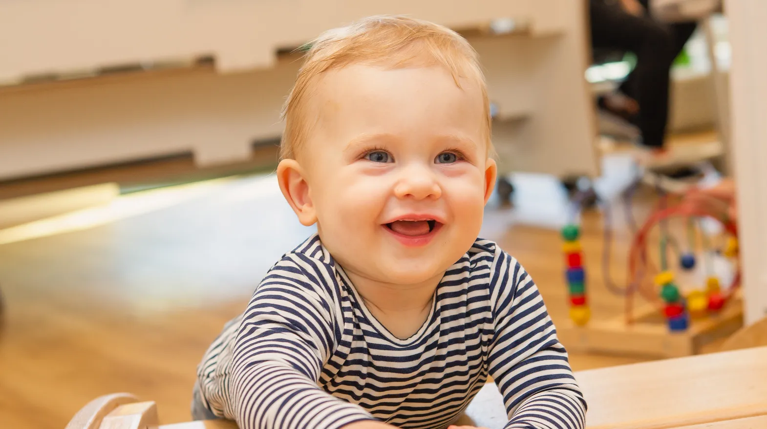 Kind klimt op speeltoestel bij kinderopvang Kind&co ludens