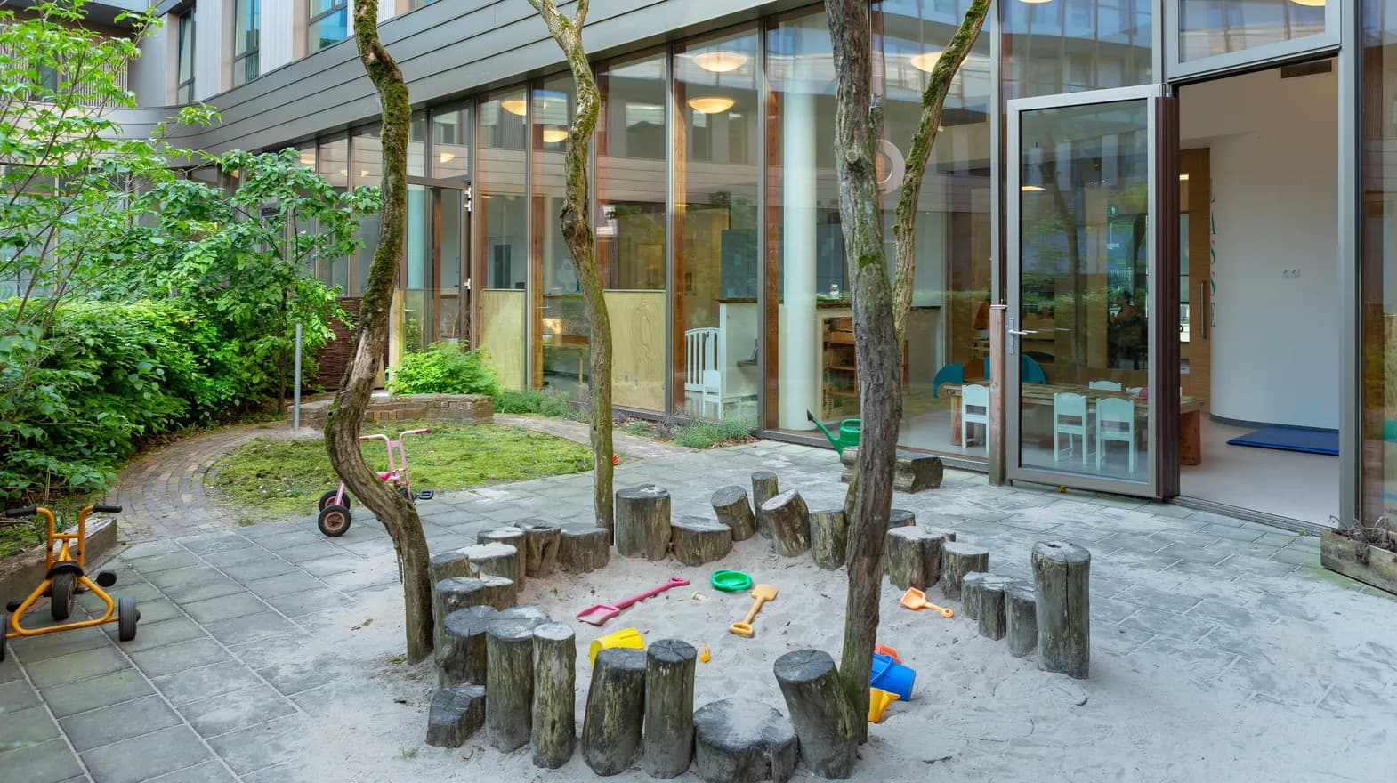 De buitenspeelruimte van kinderdagverblijf Lieve en Bouwe, kinderopvang Kind&co ludens