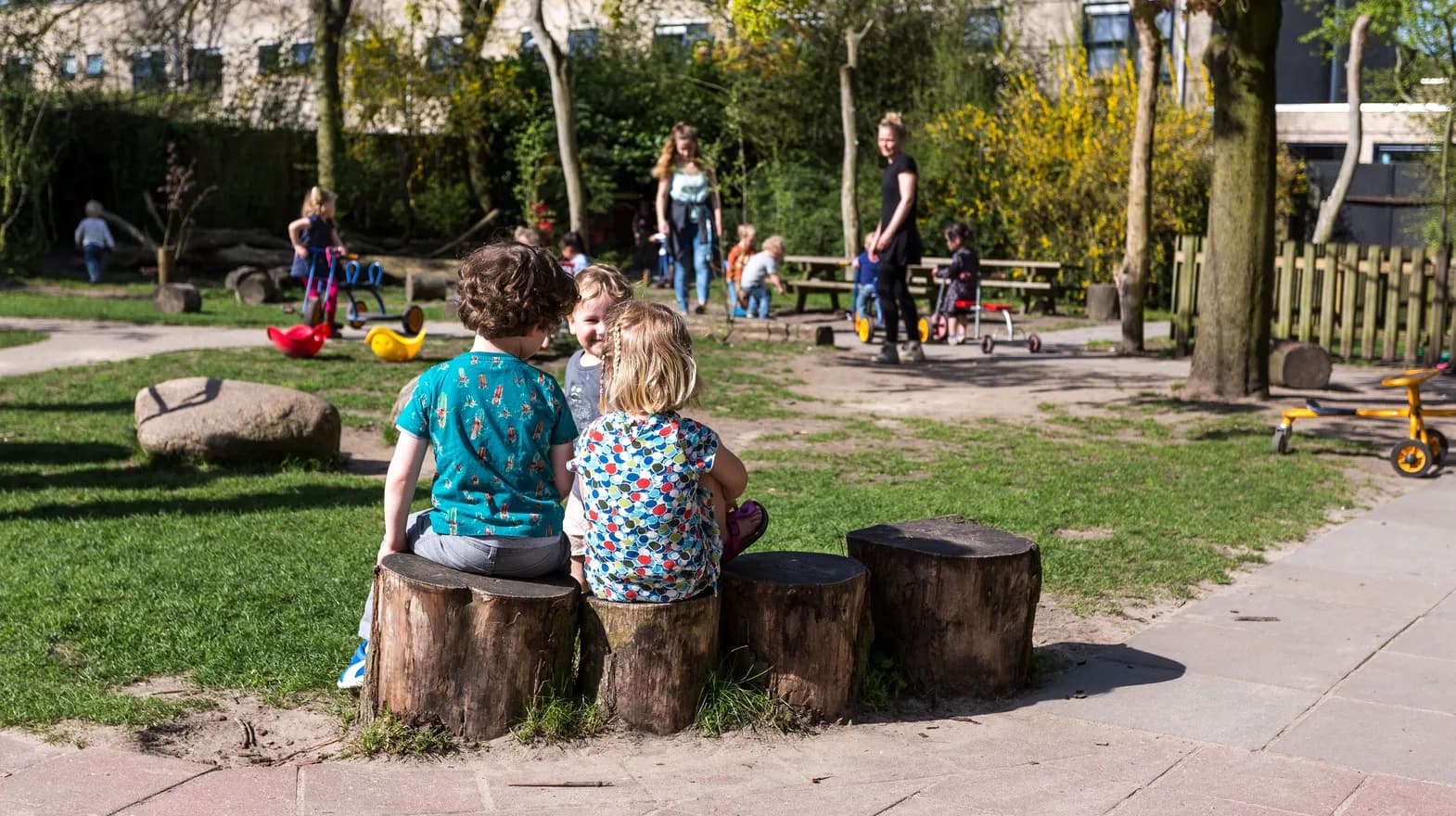 Kinderen spelen samen gezellig buiten bij kinderopvang Kind&co ludens