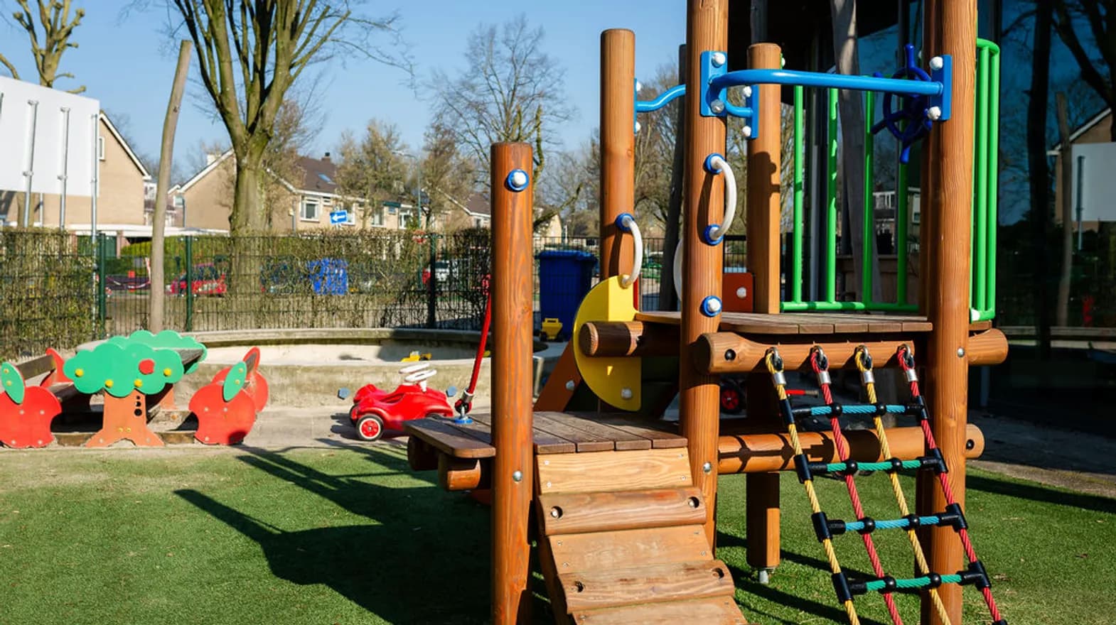 Buitenruimte met speeltoestellen bij Kinderdagverblijf De Meern Jojo van kinderopvang Kind&co ludens