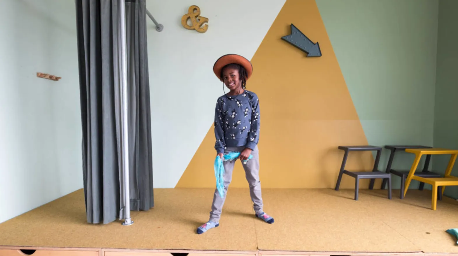 Kind speelt toneel bij buitenschoolse opvang Schatgravers, Kind&co ludens