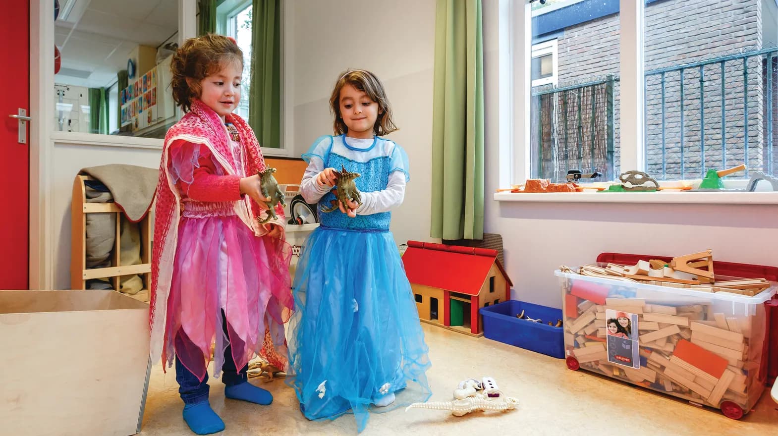 Kinderen van de BSO verkleden zich samen als prinses bij kinderopvang Kind&co ludens