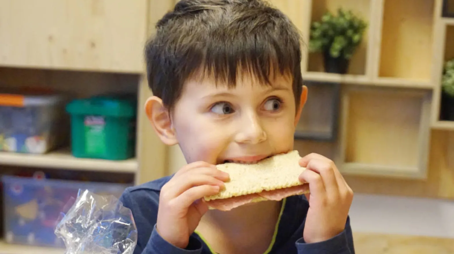 Kind eet een cracker van buitenschoolse opvang Carillon, kinderopvang Kind&co Ludens