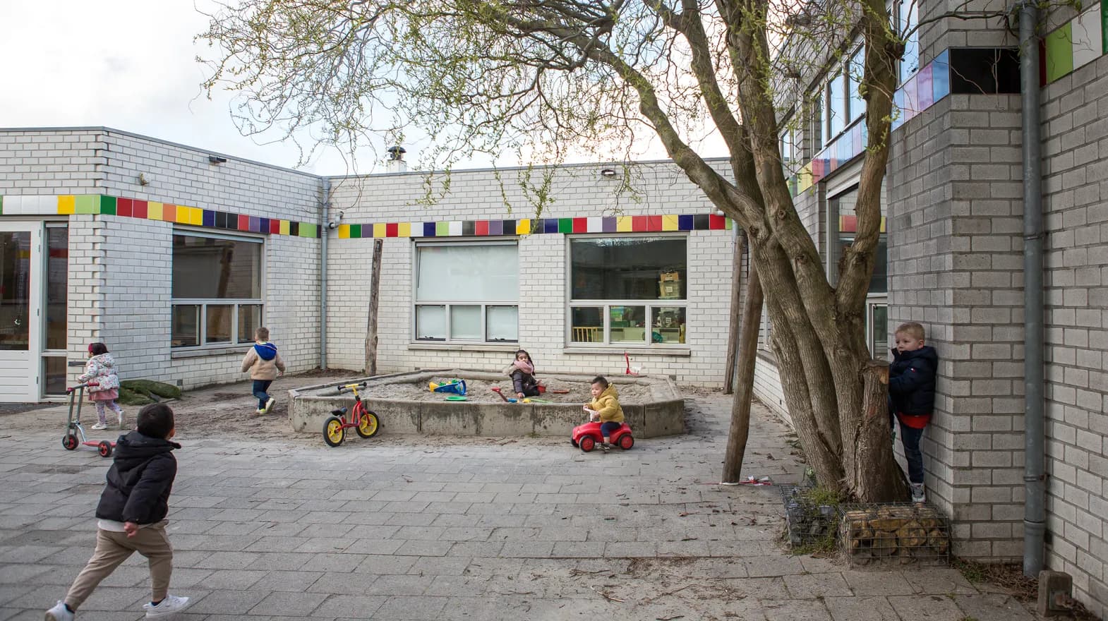 Kinderen spelen samen buiten bij Peuteropvang Utrecht Pinokkio van kinderopvang Kind&co ludens