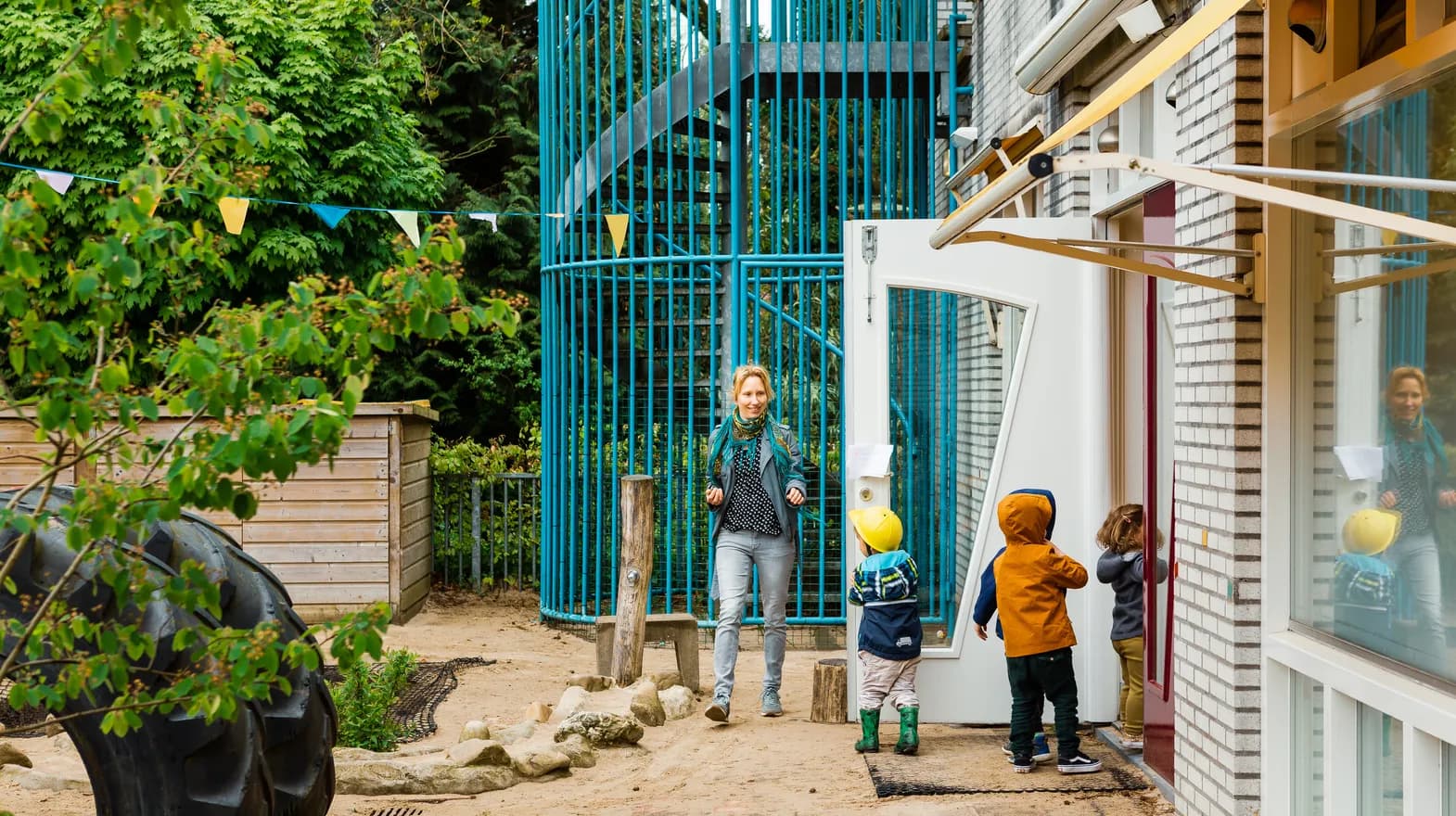 Kinderen hebben buiten gespeeld en gaan naar binnen bij kinderdagverblijf Villa Kakelbont, kinderopvang Kind&co ludens