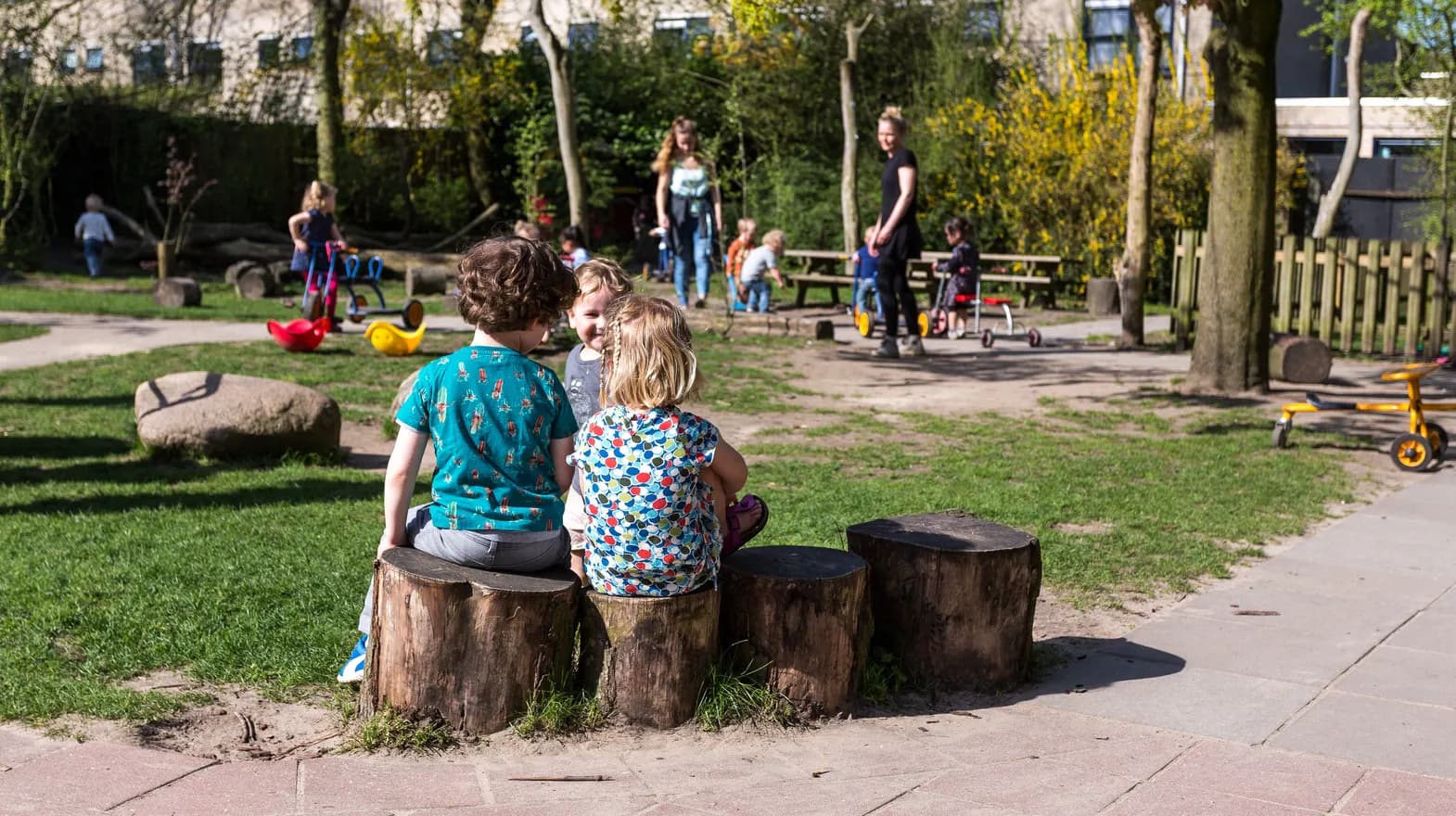 Kinderen spelen samen gezellig buiten bij kinderopvang Kind&co ludens
