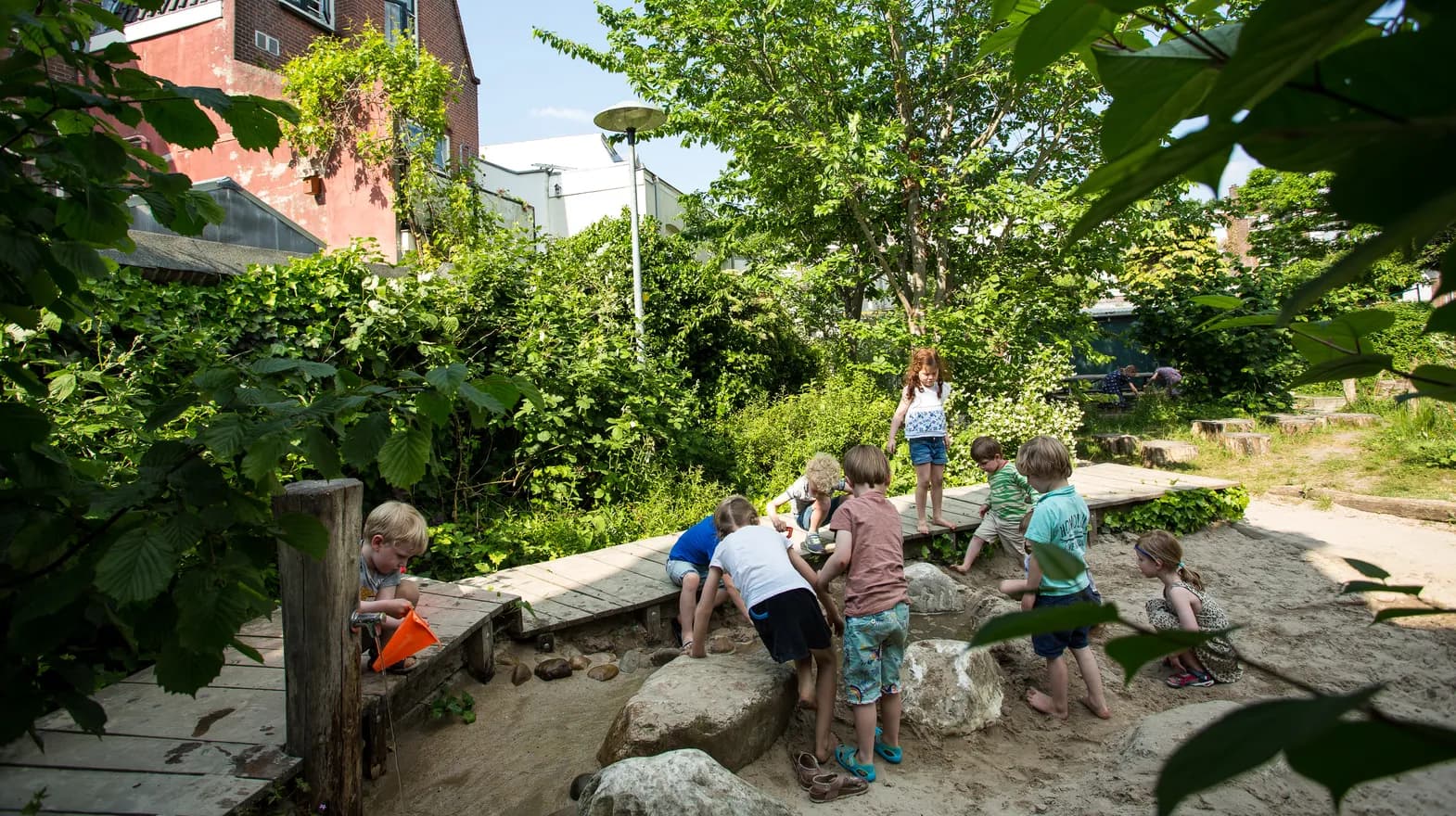 Kinderen buiten in de zandbak bij BSO Utrecht Kaktus van kinderopvang Kind&co ludens