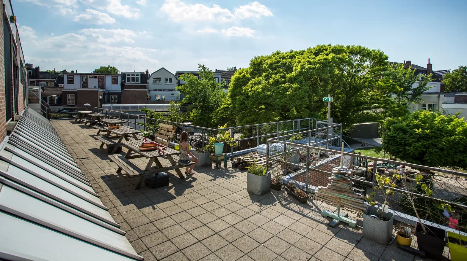 Balkon met zitjes bij BSO Utrecht Kaktus van kinderopvang Kind&co ludens