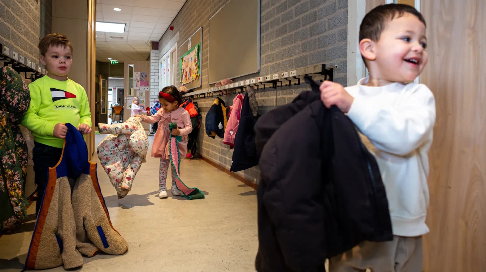 Kinderen in de gang van Peuteropvang Utrecht Pinokkio bij kinderopvang Kind&co ludens