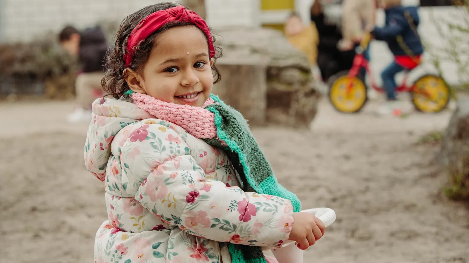 Kind van de peutergroep speelt lekker buiten bij kinderopvang Kind&co ludens